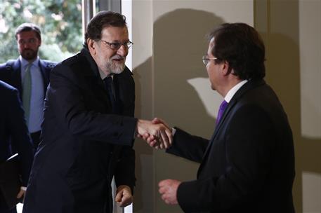 5/03/2018. Rajoy viaja a Badajoz. El presidente del Gobierno, Mariano Rajoy, saluda al presidente de la Junta de Extremadura, Guillermo Fern...