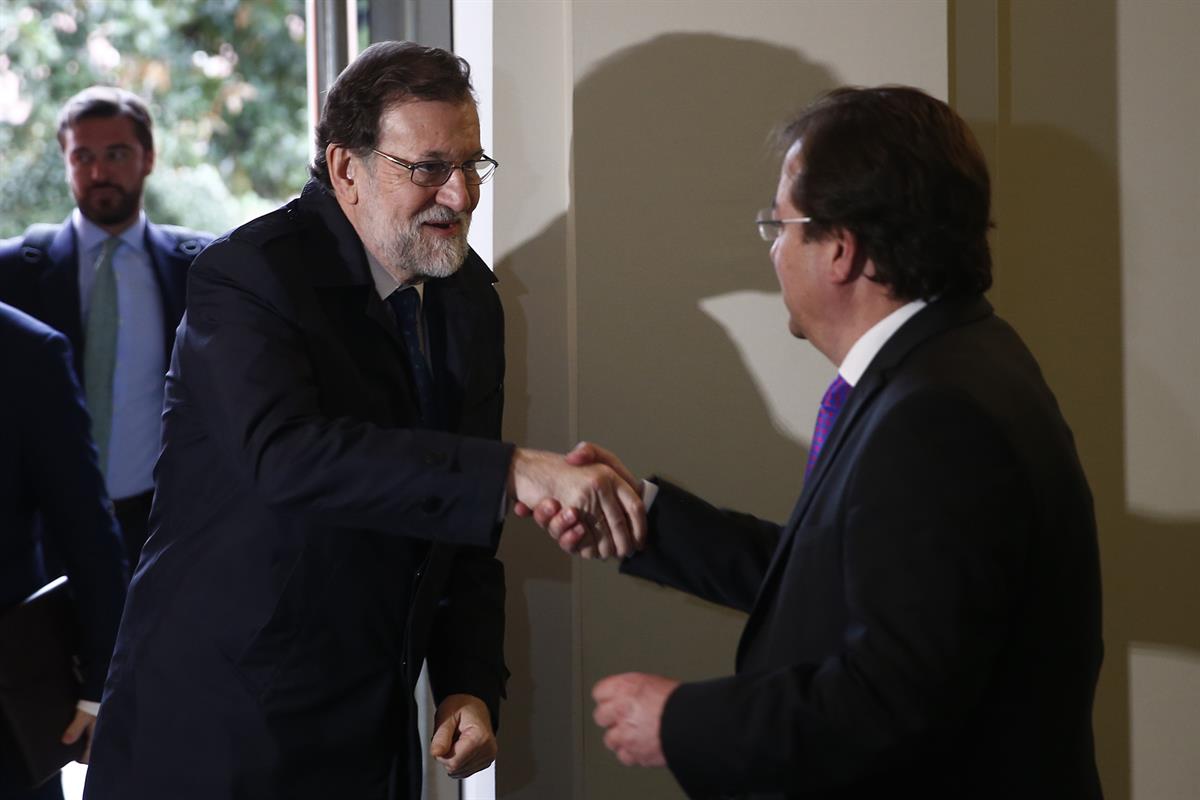 5/03/2018. Rajoy viaja a Badajoz. El presidente del Gobierno, Mariano Rajoy, saluda al presidente de la Junta de Extremadura, Guillermo Fern...