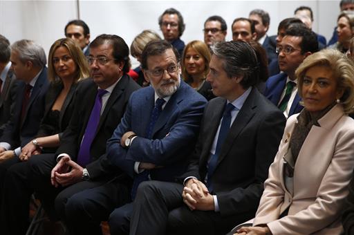 El presidente del Gobierno, Mariano Rajoy, y el ministro de Fomento, Íñigo de la Serna
