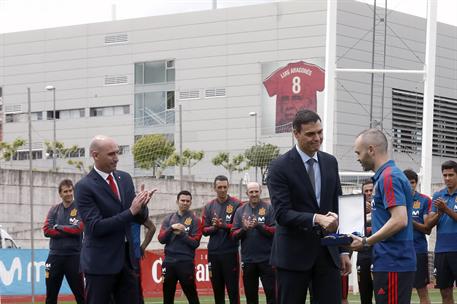 5/06/2018. Sánchez entrega la Gran Cruz del Mérito Deportivo a Iniesta. El presidente del Gobierno, Pedro Sánchez, ha entregado la Gran Curz...
