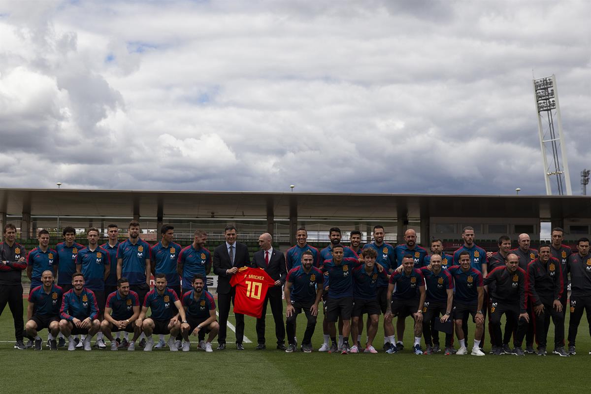 5/06/2018. Sánchez entrega la Gran Cruz del Mérito Deportivo a Iniesta. El presidente del Gobierno, Pedro Sánchez, posa junto a la Selección...