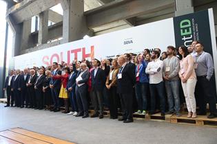 El presidente del Gobierno, Pedro Sánchez, junto a las 100 startups finalistas, durante el acto de clausura del South Summit 18