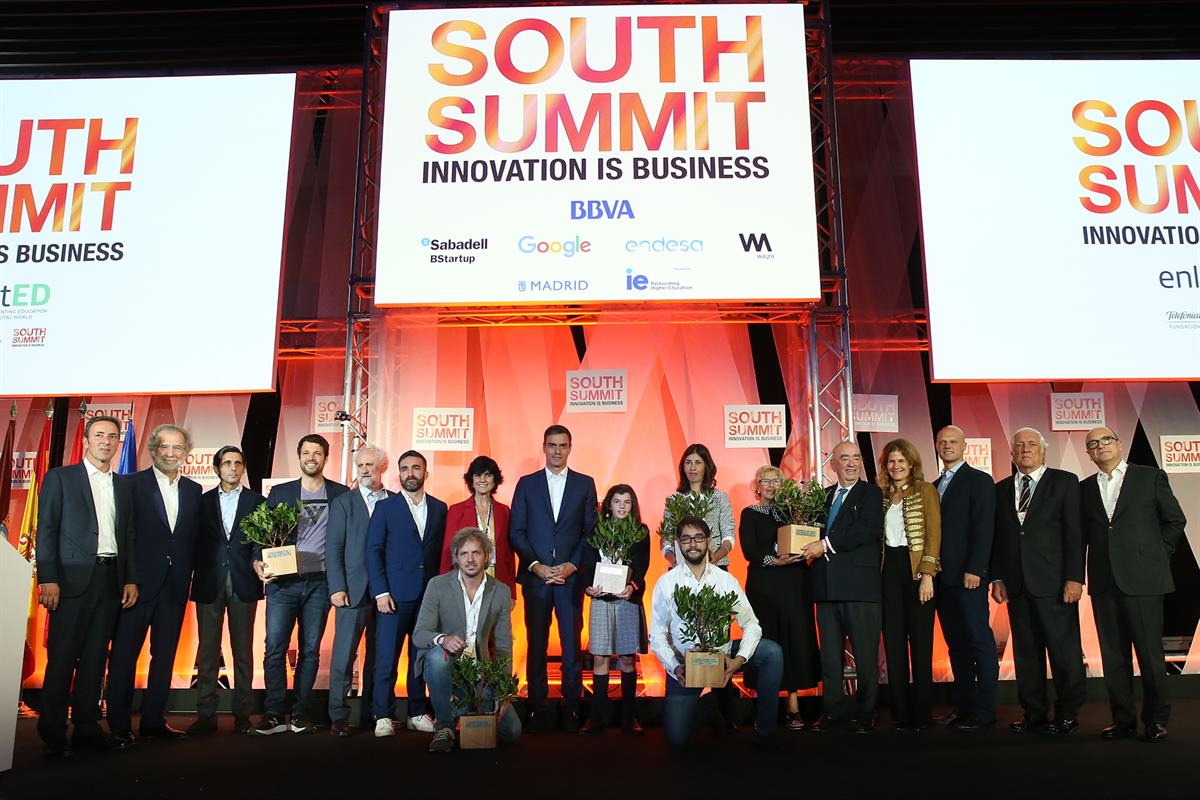 5/10/2018. Pedro Sánchez clausura el foro "South Summit 18". El presidente del Gobierno, Pedro Sánchez, junto a todos los premiados, durante...