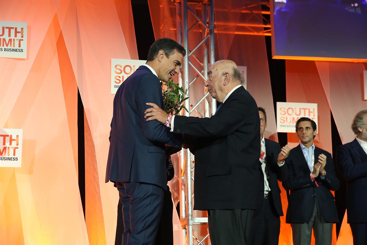5/10/2018. Pedro Sánchez clausura el foro "South Summit 18". El presidente del Gobierno, Pedro Sánchez, entrega un premio al presidente de T...