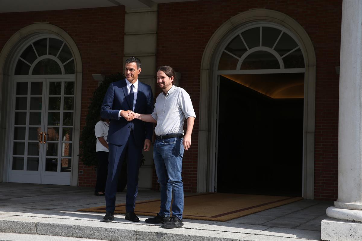 6/09/2018. Sánchez se reúne con el secretario general de Podemos. El presidente del Gobierno, Pedro Sánchez, saluda al secretario general de...