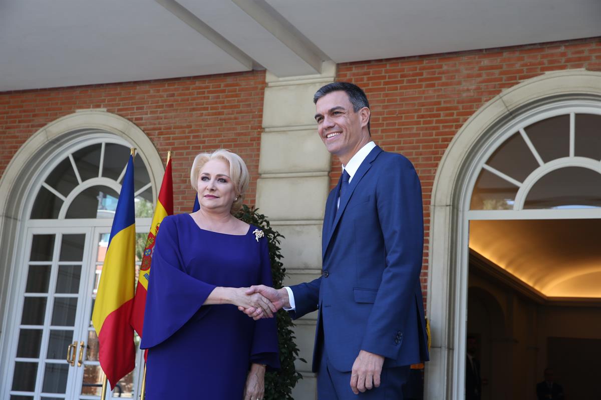 6/09/2018. Sánchez recibe a la primera ministra de Rumania, Viorica Viorica Dăncilă. El presidente del Gobierno, Pedro Sánchez, saluda a la ...