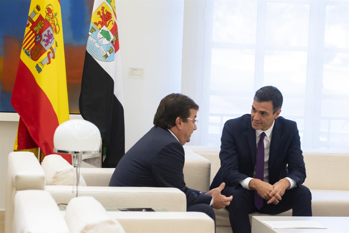 6/11/2018. Sánchez recibe al presidente de la Junta de Extremadura, Guillermo Fernández Vara. El presidente del Gobierno, Pedro Sánchez, jun...