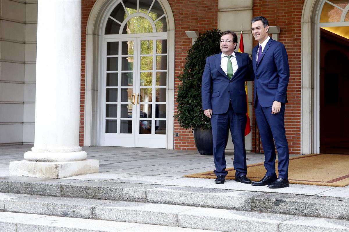 6/11/2018. Sánchez recibe al presidente de la Junta de Extremadura, Guillermo Fernández Vara. El presidente del Gobierno, Pedro Sánchez, jun...