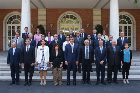 7/09/2018. El presidente Sánchez en la Fundación Carolina. El presidente del Gobierno, Pedro Sánchez y varios miembros del Gabinete posan co...