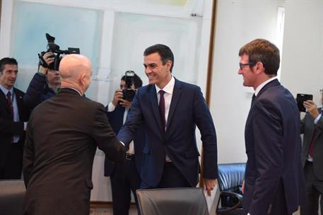 7/12/2018. Reunión Patronato de la Fundación del Centro. Saludo entre el presidente del Gobierno, Pedro Sánchez, y el diputado por Guipúzcoa...