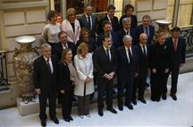 Foto de familia del almuerzo-coloquio del Foro ABC (Foto: Pool Moncloa)