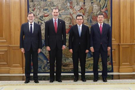 8/03/2018. Rajoy asiste a la jura de Román Escolano como ministro. El presidente del Gobierno, Mariano Rajoy, posa junto al Rey, al nuevo mi...
