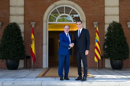 8/10/2018. Sánchez recibe al presidente del Gobierno de Aragón. El presidente del Gobierno, Pedro Sánchez, saluda al presidente del Gobierno...