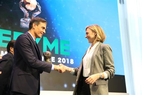 8/11/2018. Sánchez preside la entrega de los V Premios CEPYME. El presidente del Gobierno, Pedro Sánchez, entrega a María García Garriga el ...