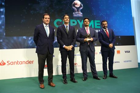 8/11/2018. Sánchez preside la entrega de los V Premios CEPYME. El presidente del Gobierno, Pedro Sánchez, entrega el premio Pyme Proyecto Em...