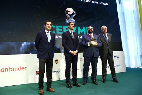 8/11/2018. Sánchez preside la entrega de los V Premios CEPYME. El presidente del Gobierno, Pedro Sánchez, entrega el premio PYME Eficiencia ...