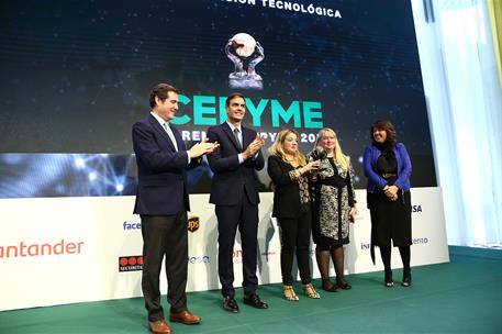 8/11/2018. Sánchez preside la entrega de los V Premios CEPYME. El presidente del Gobierno, Pedro Sánchez, entrega el premio PYME Innovación ...
