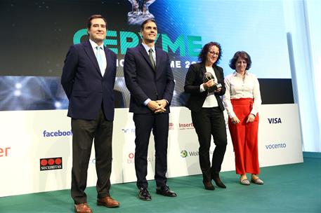 8/11/2018. Sánchez preside la entrega de los V Premios CEPYME. El presidente del Gobierno, Pedro Sánchez, entrega el premio PYME por la Igua...