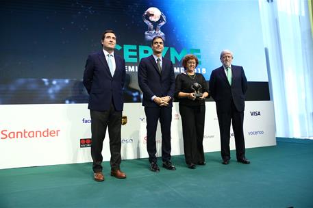 8/11/2018. Sánchez preside la entrega de los V Premios CEPYME. El presidente del Gobierno, Pedro Sánchez, entrega el premio PYME con Mejores...