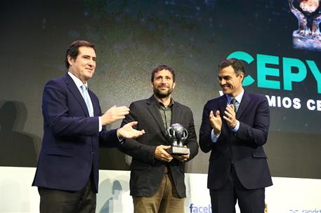 8/11/2018. Sánchez preside la entrega de los V Premios CEPYME. El presidente del Gobierno, Pedro Sánchez, entrega al alpinista Alex Txikon e...