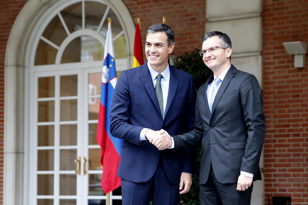 8/11/2018. Sánchez-Eslovenia. El presidente del Gobierno, Pedro Sánchez, y el primer ministro de Eslovenia, Marjan Šarec, se saludan al inic...