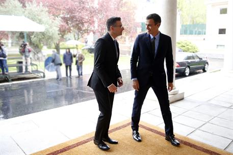 8/11/2018. Sánchez-Eslovenia. El presidente del Gobierno, Pedro Sánchez, recibe al primer ministro de Eslovenia, Marjan Šarec, a su llegada ...