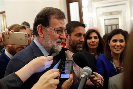 9/05/2018. Rajoy asiste a la sesión de control al Gobierno en el Congreso. El presidente del Ejecutivo, Mariano Rajoy, conversa con los peri...