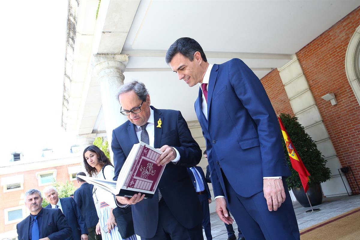 9/07/2018. Sánchez recibe al presidente de la Generalitat de Cataluña. El presidente del Gobierno, Pedro Sánchez, junto al presidente de la ...