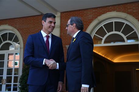 9/07/2018. Sánchez recibe al presidente de la Generalitat de Cataluña. El presidente del Gobierno, Pedro Sánchez, saluda al presidente de la...