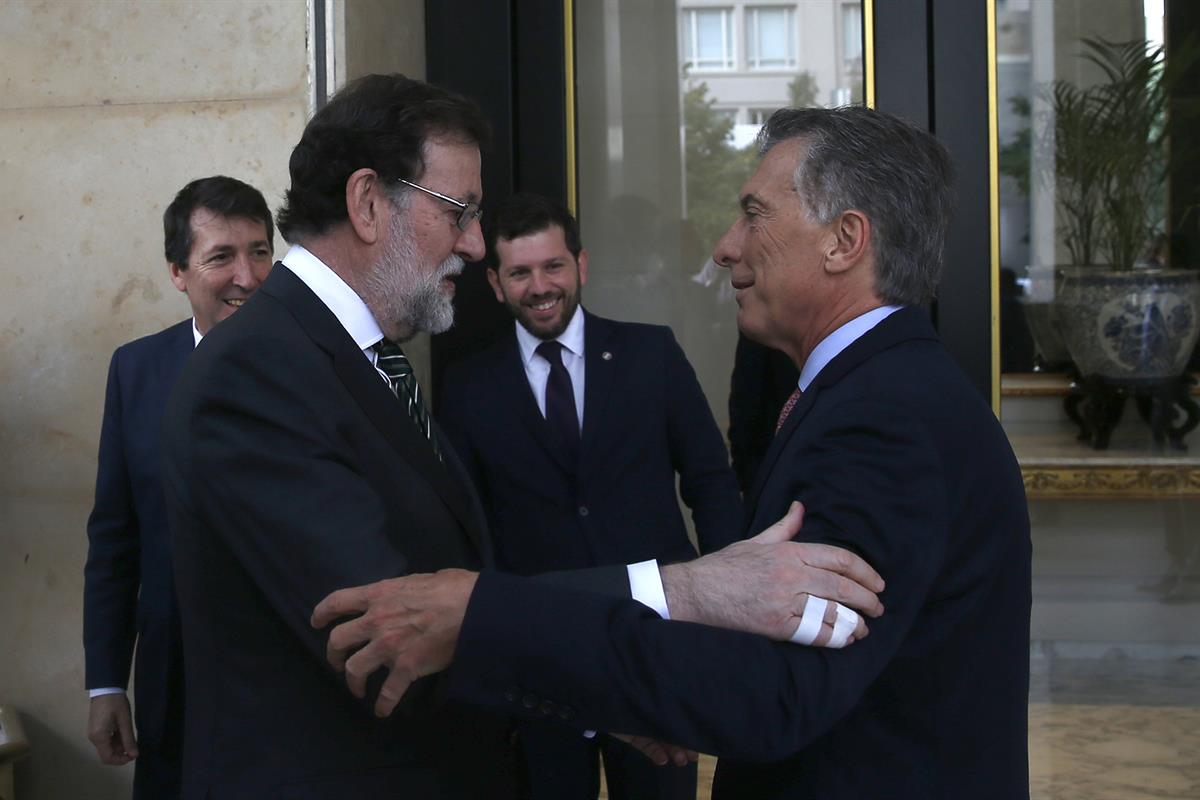 10/04/2018. Viaje de Mariano Rajoy a Argentina. El presidente del Gobierno, Mariano Rajoy, saluda al presidente de la República Argentina, M...