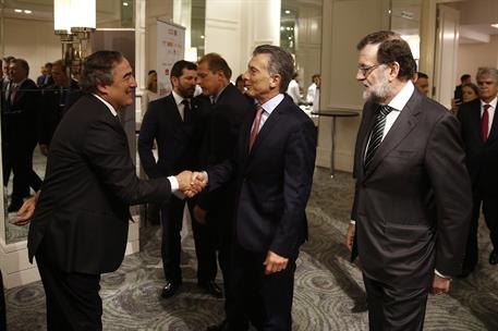 10/04/2018. Viaje de Mariano Rajoy a Argentina. El presidente de la República Argentina, Mauricio Macri, saluda al presidente de la Confeder...