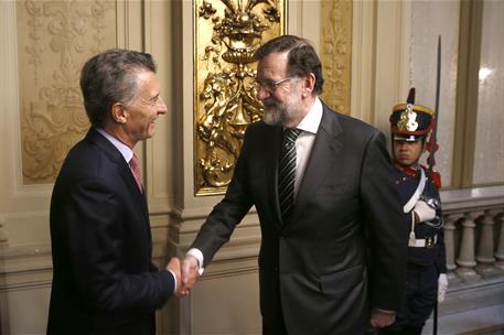 10/04/2018. Viaje de Mariano Rajoy a Argentina. El presidente del Gobierno, Mariano Rajoy, saluda al presidente de la República Argentina, M...