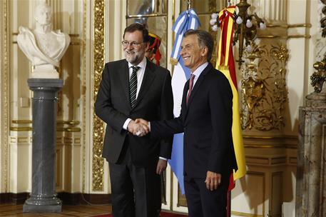 10/04/2018. Viaje de Mariano Rajoy a Argentina. El presidente del Gobierno, Mariano Rajoy, saluda al presidente de la República Argentina, M...