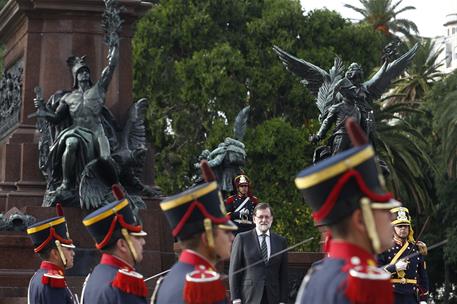 10/04/2018. Viaje de Mariano Rajoy a Argentina. El presidente del Gobierno, Mariano Rajoy, durante la ofrenda floral que ha realizado ante e...