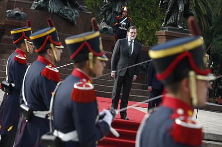 10/04/2018. Viaje de Mariano Rajoy a Argentina. El presidente del Gobierno, Mariano Rajoy, durante la ofrenda floral que ha realizado ante e...