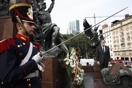 10/04/2018. Viaje de Mariano Rajoy a Argentina. El presidente del Gobierno, Mariano Rajoy, durante la ofrenda floral que ha realizado ante e...