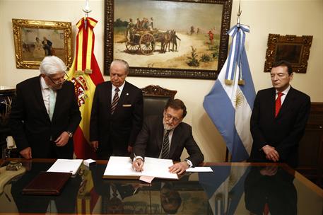 10/04/2018. Viaje de Mariano Rajoy a Argentina. El presidente del Gobierno, Mariano Rajoy, junto al presidente del Club Español, José Benito...