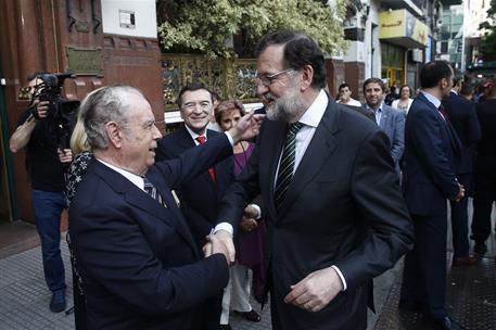 10/04/2018. Viaje de Mariano Rajoy a Argentina. El presidente del Gobierno, Mariano Rajoy, saluda al presidente del Club Español, José Benit...