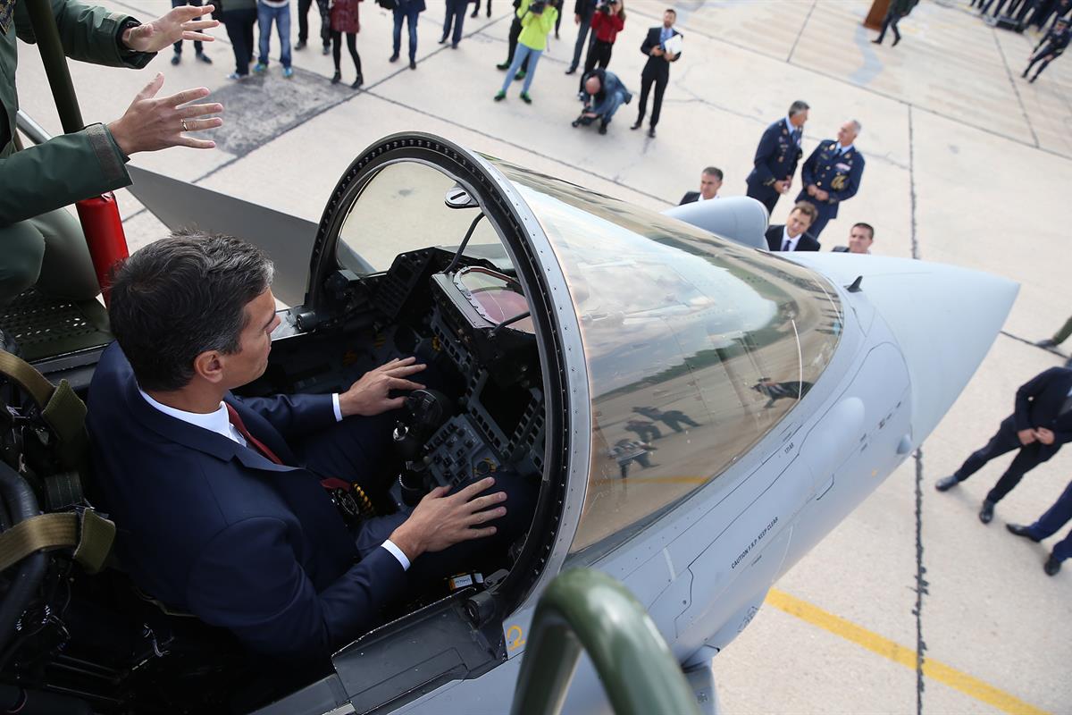 10/10/2018. Pedro Sánchez visita la Base Aérea de Los Llanos. Un piloto del Ala 14 explica al presidente del Gobierno, Pedro Sánchez, el fun...