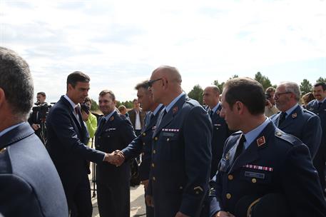 10/10/2018. Pedro Sánchez visita la Base Aérea de Los Llanos. El presidente del Gobierno, Pedro Sánchez, se despide de las autoridades milit...