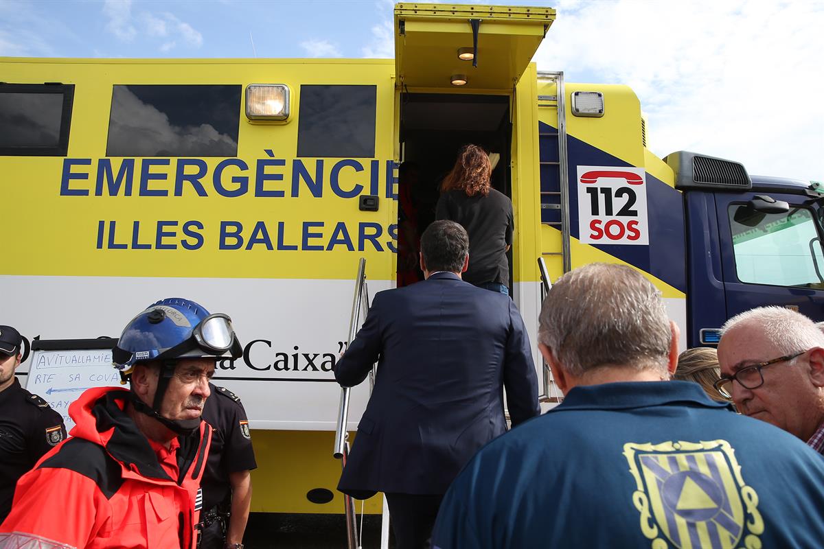 10/10/2018. Sánchez visita la zona afectada por las inundaciones de Mallorca. El presidente del Gobierno, Pedro Sánchez, a su llegada al cen...