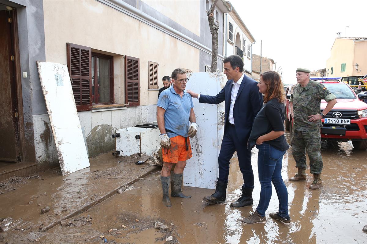 10/10/2018. Sánchez visita la zona afectada por las inundaciones de Mallorca. El presidente del Gobierno, Pedro Sánchez, y la presidenta del...