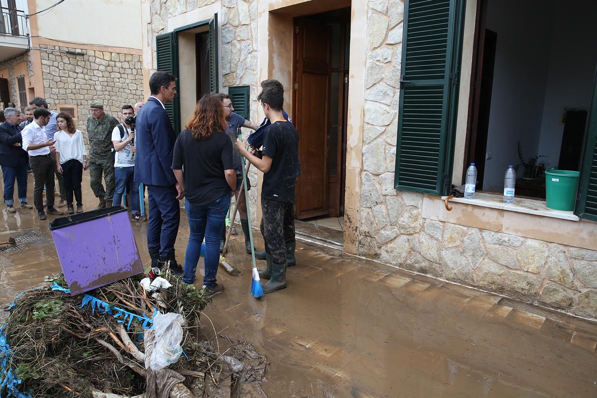 10/10/2018. Sánchez visita la zona afectada por las inundaciones de Mallorca. El presidente del Gobierno, Pedro Sánchez, y la presidenta del...