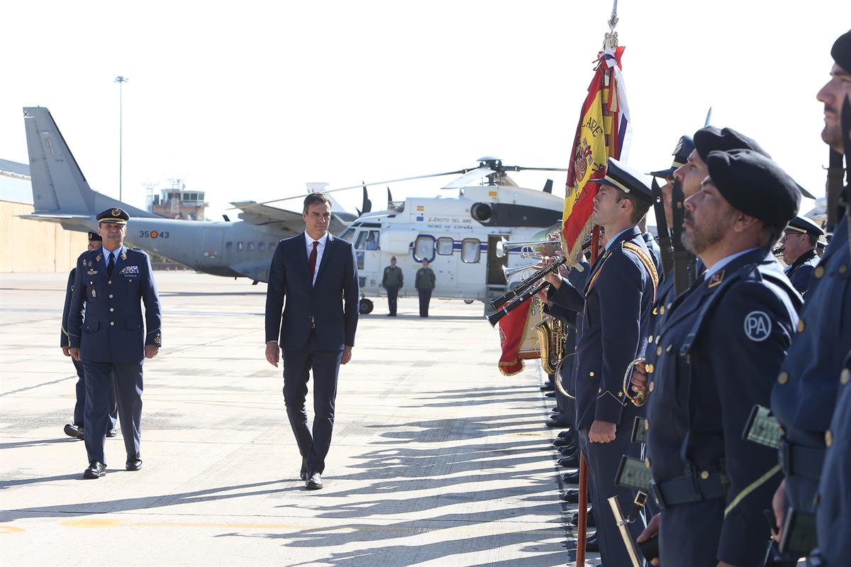 10/10/2018. Pedro Sánchez visita la Base Aérea de Los Llanos. El presidente del Gobierno, Pedro Sánchez, pasa revista a las tropas durante s...