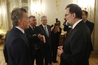 Mauricio Macri conversa con Mariano Rajoy