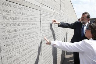 Mariano Rajoy, durante su visita al Parque de la Memoria