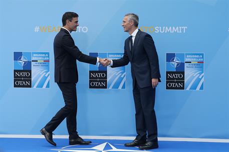 11/07/2018. Sánchez asiste a la Cumbre de la OTAN. El presidente del Gobierno, Pedro Sánchez, saluda al secretario general de la OTAN, Jens ...