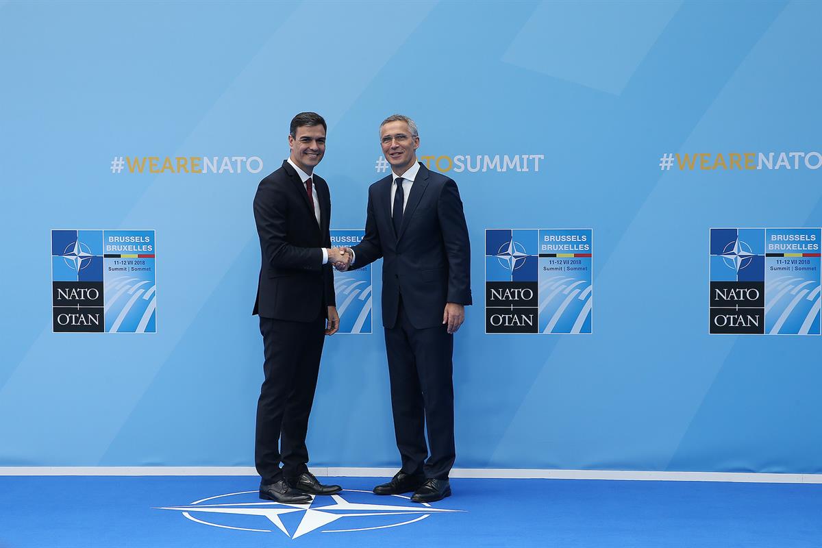 11/07/2018. Sánchez asiste a la Cumbre de la OTAN. El presidente del Gobierno, Pedro Sánchez, saluda al secretario general de la OTAN, Jens ...