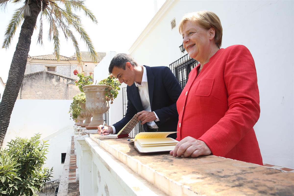 11/08/2018. Pedro Sánchez recibe a Angela Merkel. El presidente del Gobierno, Pedro Sánchez, y la canciller alemana, Angela Merkel, firman e...