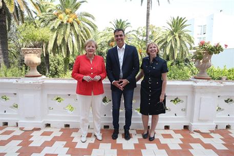 11/08/2018. Pedro Sánchez recibe a Angela Merkel. El presidente del Gobierno, Pedro Sánchez, y la canciller alemana, Angela Merkel, posan ju...